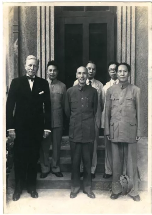 Photograph of Chiang Kai-shek and Mao Zedong, 1945